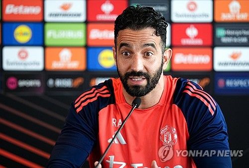 아모림 감독이 8일(한국시간) 영국 맨체스터에 있는 올드 트래포드에서 진행된 빌바오와의 2024-2025시즌 유럽축구연맹(UEFA) 유로파리그 4강 2차전을 앞둔 기자회견에서 대회 우승을 할 수 있다고 말했다. 연합뉴스