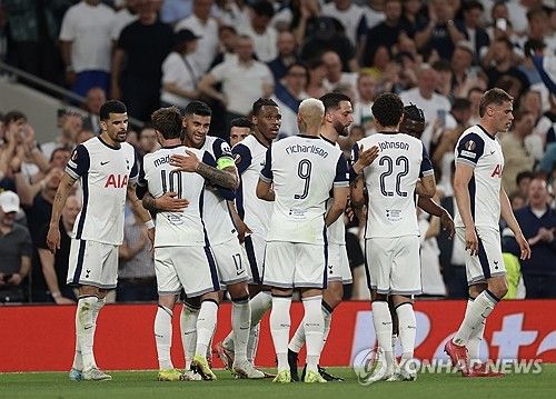 토트넘이 8일(한국시간) 경기가 있는 노르웨이 북쪽에 있는 작은 도시 보되로 이동했다. 이날 토트넘 선수단 대부분의 선수들이 비행기에 몸을 실었지만, 두 명의 주장단인 손흥민, 그리고 제임스 매디슨이 원정에 동행하지 않았다.&nbsp;연합뉴스