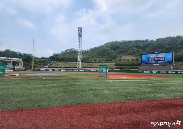 NC 다이노스는 8일 '울산 문수야구장을 대체 홈구장으로 사용하기로 결정했다'고 공식 발표했다. 문수야구장은 롯데 자이언츠의 제2 홈구장이자 인조잔디 구장이다. NC는 '이번 결정은 창원NC파크의 재개장이 무기한 연기된 상황에서 선수단의 안정적인 경기력 유지와 KBO리그의 원활한 운영을 위해 이뤄졌다'며 '구단은 연휴 기간 다양한 대체 경기장을 신중히 검토했으며, 연휴 직후 울산시와 협의를 진행했다'고 밝혔다. 울산 문수야구장 전경. 엑스포츠뉴스 DB