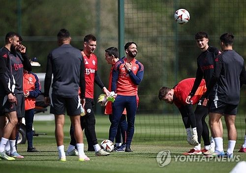 아모림 감독이 8일(한국시간) 영국 맨체스터에 있는 올드 트래포드에서 진행된 빌바오와의 2024-2025시즌 유럽축구연맹(UEFA) 유로파리그 4강 2차전을 앞둔 기자회견에서 대회 우승을 할 수 있다고 말했다. 연합뉴스