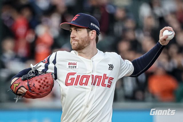 롯데 자이언츠 외국인 투수 찰리 반즈가 5월 8일 병원 정밀검진에서 왼쪽 견갑하근 손상으로 회복까지 8주가 필요하다는 진단을 받았다. 사진 롯데 자이언츠