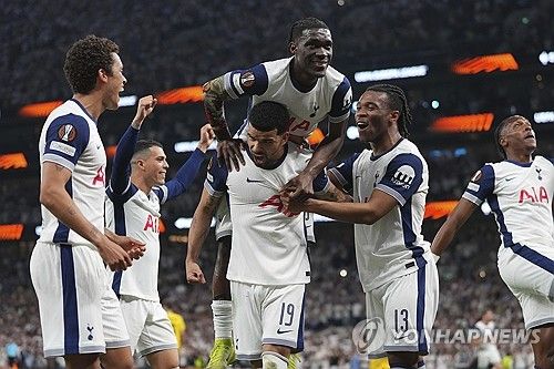 토트넘이 8일(한국시간) 경기가 있는 노르웨이 북쪽에 있는 작은 도시 보되로 이동했다. 이날 토트넘 선수단 대부분의 선수들이 비행기에 몸을 실었지만, 두 명의 주장단인 손흥민, 그리고 제임스 매디슨이 원정에 동행하지 않았다.&nbsp;연합뉴스