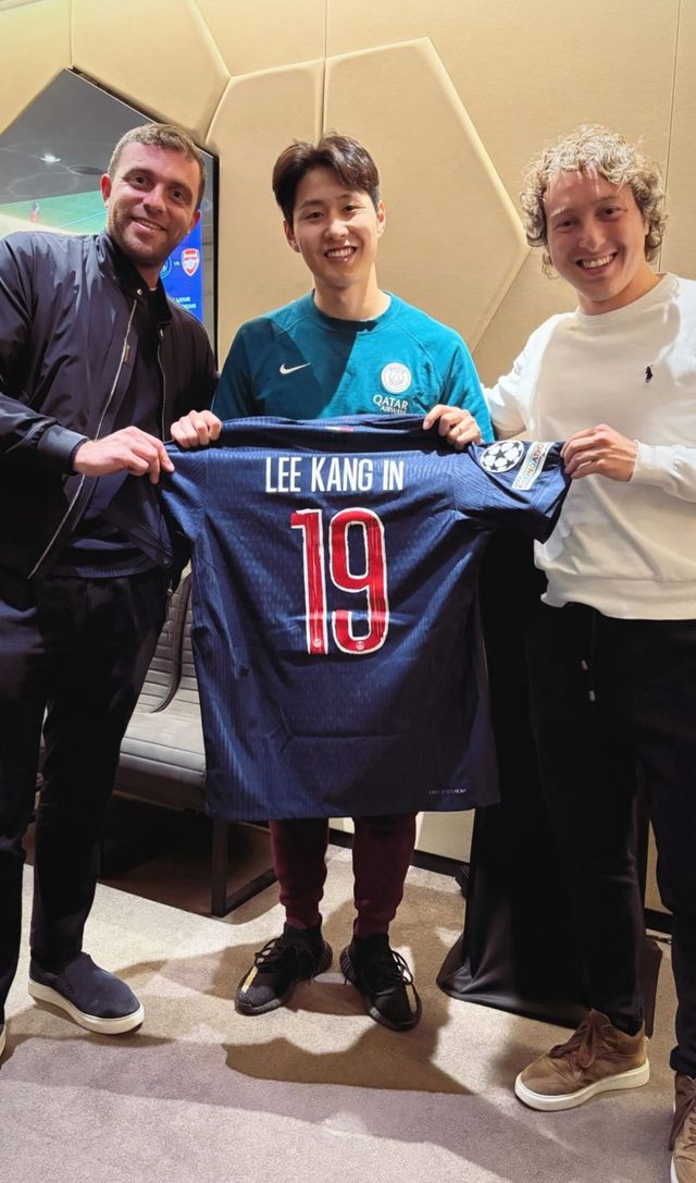 이강인이 8일(한국시간) 프랑스 파리에 있는 파르크 데 프랭스에서 열린 PSG와 아스널의 2024-2025시즌 유럽축구연맹(UEFA) 챔피언스리그 4강 2차전에서 벤치를 지켰다. 소속팀 PSG는 2-1로 승리하며 합계 스코어 3-1로 결승에 진출했다.&nbsp;이강인은 경기 후 뜻밖의 인물들을 만났다. 바로 이적시장 전문 기자로 유명한 파브리치오 로마노, 그리고 스페인 매체 렐레보를 만든 마테오 모레토다.. SNS