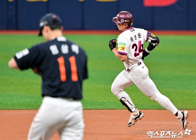 한화 투수 엄상백은 9일 고척스카이돔에서 열린 '2025 신한 SOL Bank KBO 리그' 키움과 주말 3연전 첫 번째 경기에서 선발 등판했다. 피홈런 네 방을 맞아 3⅔이닝 4실점 하며 일찌감치 마운드를 떠나야 했다. 엑스포츠뉴스 고척, 김한준 기자