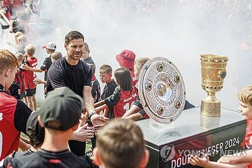 레버쿠젠이 지난 9일(한국시간) 공식 홈페이지를 통해 사비 알론소 감독이 올 시즌을 끝으로 구단을 떠난다고 발표했다.&nbsp;연합뉴스