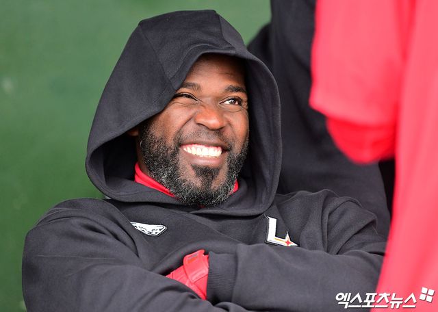 24일 오전 일본 오키나와 고친다 구장에서 진행된 SSG 랜더스 스프링캠프, SSG 에레디아가 미소를 보이고 있다. 엑스포츠뉴스 DB