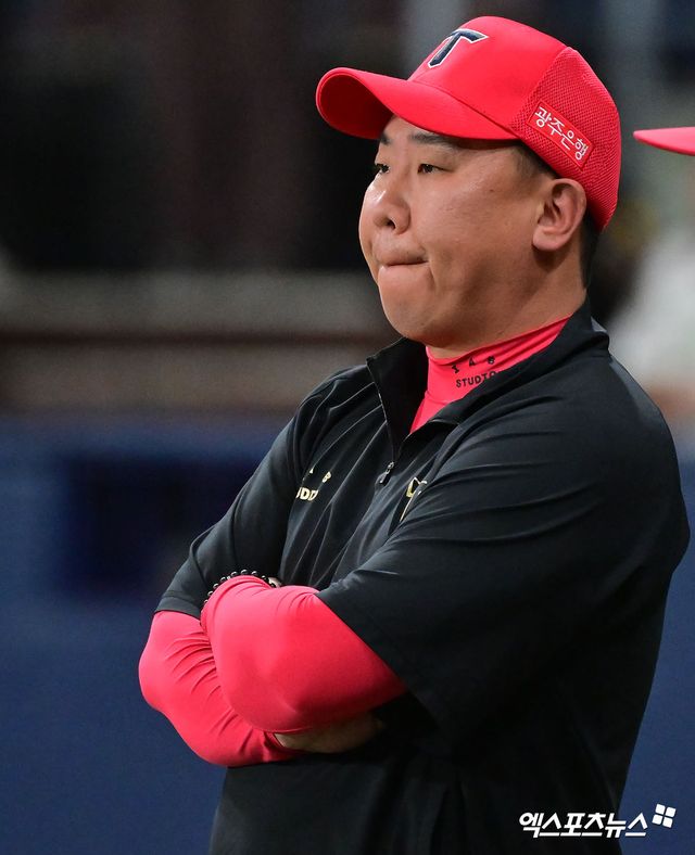 6일 오후 서울 구로구 고척스카이돔에서 열린 '2025 신한 SOL Bank KBO리그' KIA 타이거즈와 키움 히어로즈의 경기, KIA가 김규성의 결승타에 힘입어 키움에 5:3으로 승리하며 위닝시리즈를 확보했다. 이날 경기에서 승리한 KIA 이범호 감독이 선수들과 하이파이브를 하고 있다. 엑스포츠뉴스 DB