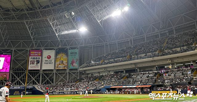 키움은 9일 고척스카이돔에서 열린 '2025 신한 SOL Bank KBO 리그' 한화와 주말 3연전 첫 번째 경기에서 만원 관중을 기록했다. 구단 창단 최초로 5경기 연속 좌석을 가득 채웠다. 엑스포츠뉴스 DB