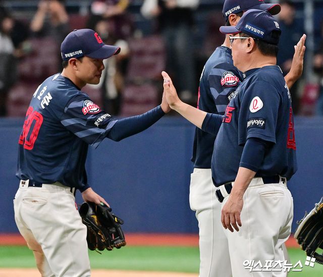 롯데 내야수 이호준(사진, 왼쪽)은 지옥의 9연전에서 맹활약하며 라인업에 활력을 불어넣었다. '트레이드 복덩이' 전민재의 공백을 최소화하며 팀 승리에 보탬이 됐다. 엑스포츠뉴스 DB