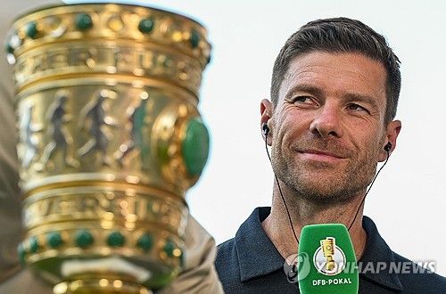 레버쿠젠이 지난 9일(한국시간) 공식 홈페이지를 통해 사비 알론소 감독이 올 시즌을 끝으로 구단을 떠난다고 발표했다.&nbsp;연합뉴스