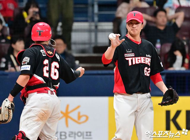 7일 오후 서울 구로구 고척스카이돔에서 열린 '2025 신한 SOL Bank KBO리그' KIA 타이거즈와 키움 히어로즈의 경기, 8회말 2사 만루 KIA 정해영이 키움 최주환에게 3타점 2루타를 허용한 후 아쉬워하고 있다. 엑스포츠뉴스 DB