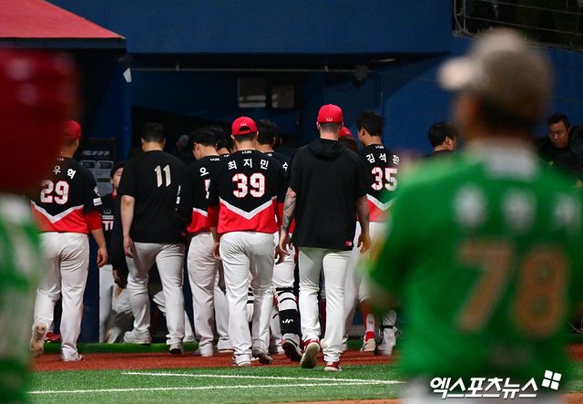 7일 오후 서울 구로구 고척스카이돔에서 열린 '2025 신한 SOL Bank KBO리그' KIA 타이거즈와 키움 히어로즈의 경기, 키움이 김태진의 만루 홈런과 최주환의 역전 3타점 2루타에 힘입어 KIA에 11:10 역전승을 거뒀다. 경기종료 후 KIA 선수단이 그라운드를 빠져나가고 있다. 엑스포츠뉴스 DB