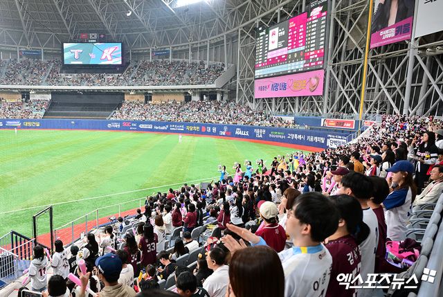 키움은 9일 고척스카이돔에서 열린 '2025 신한 SOL Bank KBO 리그' 한화와 주말 3연전 첫 번째 경기에서 만원 관중을 기록했다. 구단 창단 최초로 5경기 연속 좌석을 가득 채웠다. 엑스포츠뉴스 DB
