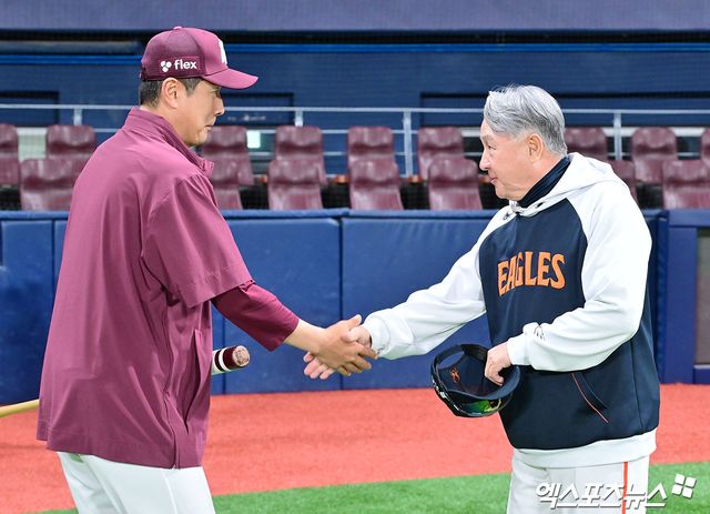 홍원기 키움 감독(왼쪽)은 9일 고척스카이돔에서 열릴 '2025 신한 SOL Bank KBO 리그' 한화와 주말 3연전 첫 번째 경기를 앞두고 지난 경기였던 7일 고척 KIA전 기적 같은 역전승을 일군 선수단을 칭찬했다. 엑스포츠뉴스 고척, 김한준 기자