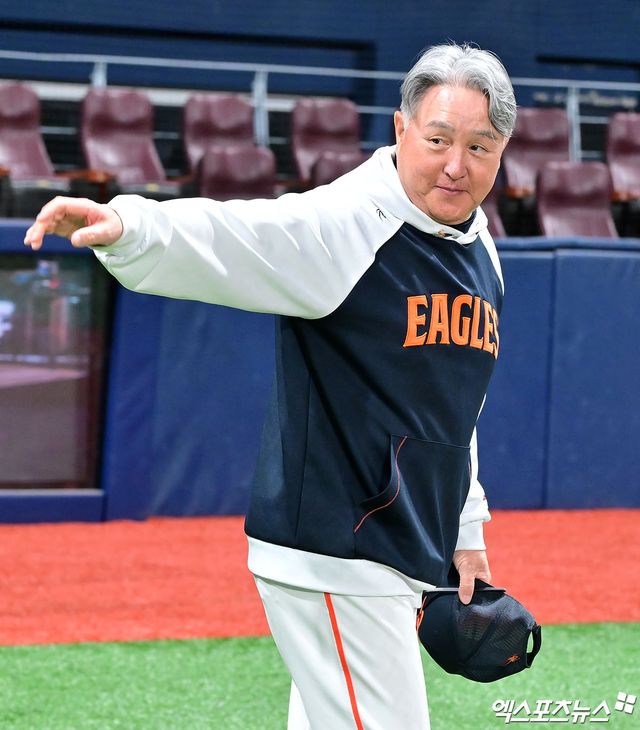 김경문 한화 감독은 9일 고척스카이돔에서 열릴 '2025 신한 SOL Bank KBO 리그' 키움과 주말 3연전 첫 번째 경기를 앞두고 연승 언급을 자제했다. 팀은 이날 경기에서 승리한다면, 1999년 이후 26년 만에 10연승을 달성하게 된다. 엑스포츠뉴스 고척, 김한준 기자