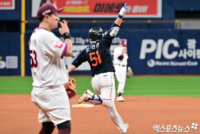 한화 내야수 문현빈은 9일 고척스카이돔에서 열린 '2025 신한 SOL Bank KBO 리그' 키움과 주말 3연전 첫 번째 경기에서 3번 지명타자로 선발 출전했다. 7회초 동점 희생플라이에 이어 9회초 리드를 가져오는 솔로포를 때려 팀 승리에 혁혁한 공을 세웠다. 엑스포츠뉴스 고척, 김한준 기자