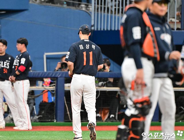 한화 투수 엄상백(11번)은 9일 고척스카이돔에서 열린 '2025 신한 SOL Bank KBO 리그' 키움과 주말 3연전 첫 번째 경기에서 선발 등판했다. 피홈런 네 방을 맞아 3⅔이닝 4실점 하며 일찌감치 마운드를 떠나야 했다. 엑스포츠뉴스 고척, 김한준 기자