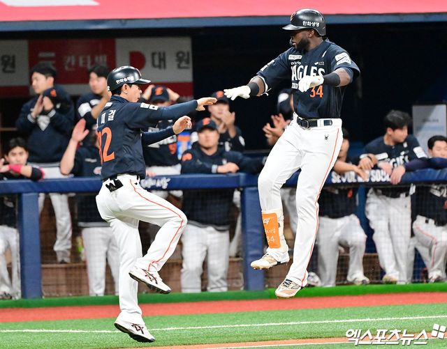 한화 외야수 플로리얼(오른쪽)은 9일 고척스카이돔에서 열린 '2025 신한 SOL Bank KBO 리그' 키움과 주말 3연전 첫 번째 경기에서 2번타자 중견수로 선발 출전했다. 5회초 추격의 솔로포를 터트려 공격에 활력을 불어넣었다. 엑스포츠뉴스 고척, 김한준 기자