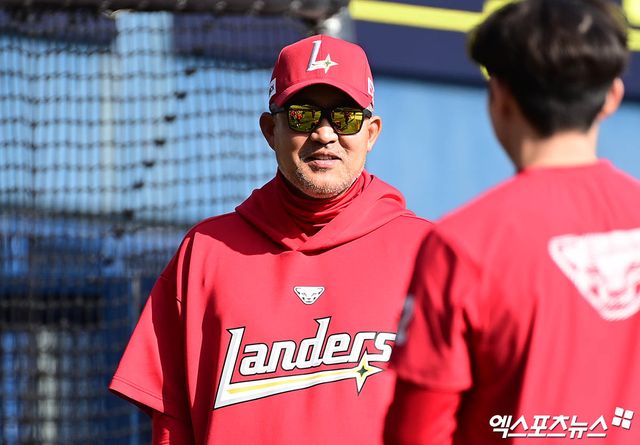 2일 오후 서울 잠실야구장에서 열리는 '2025 신한 SOL Bank KBO리그' SSG 랜더스와 LG 트윈스의 경기에 앞서 SSG 이숭용 감독이 선수들과 이야기를 나누고 있다. 엑스포츠뉴스 DB