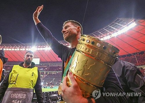 레버쿠젠이 지난 9일(한국시간) 공식 홈페이지를 통해 사비 알론소 감독이 올 시즌을 끝으로 구단을 떠난다고 발표했다.&nbsp;연합뉴스