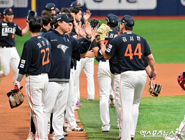 한화는 9일 고척스카이돔에서 열린 '2025 신한 SOL Bank KBO 리그' 키움과 주말 3연전 첫 번째 경기에서 7-5로 승리했다. 이날 승리로 팀은 지난 1999년 이후 26년 만에 10연승을 질주했다. 엑스포츠뉴스 고척, 김한준 기자