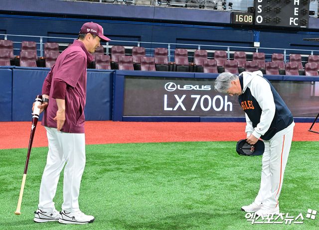 김경문 한화 감독(오른쪽)은 9일 고척스카이돔에서 열릴 '2025 신한 SOL Bank KBO 리그' 키움과 주말 3연전 첫 번째 경기를 앞두고 연승 언급을 자제했다. 팀은 이날 경기에서 승리한다면, 1999년 이후 26년 만에 10연승을 달성하게 된다. 엑스포츠뉴스 고척, 김한준 기자