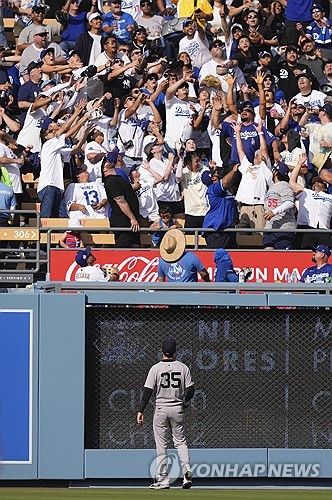 LA 다저스는 1일 미국 캘리포니아주 LA의 다저스타디움에서 열린 2025 MLB 정규시즌 양키스와 홈 경기에서 18-2로 크게 이겼다. 김혜성은 9번 타자 유격수로 선발 출전해 2회 두 번째 타석에서 시즌 2호 홈런을 터트리는 등 4타수 4안타 2타점 볼넷 1개로 다저스 입단 뒤 빅리그 최고의 활약을 펼쳤다. 1회 볼넷을 고른 김혜성은 2회 투런포를 쏘아올리더니 이후 안타 2개와 2루타 한 개를 뽑아냈다. 더블플레이를 유도하고 중견수로 이동한 뒤엔 애런 저지를 보살로 잡아내는 등 수비에서도 빼어난 활약을 펼쳤다. 연합뉴스