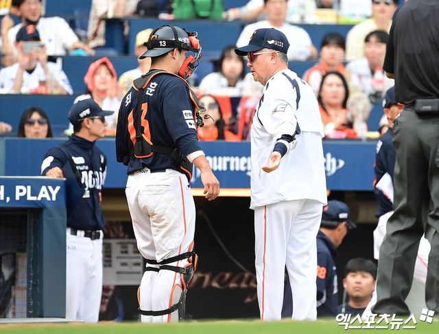 31일 오후 경상남도 창원NC파크에서 열린 '2025 신한 SOL Bank KBO리그' 한화 이글스와 NC 다이노스의 경기, 8회말 2사 3루 NC 천재환 타석 때 한화 김경문 감독이 포수 최재훈을 불러 이야기를 나누고 있다. 엑스포츠뉴스DB