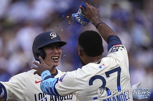 LA 다저스는 1일 미국 캘리포니아주 LA의 다저스타디움에서 열린 2025 MLB 정규시즌 양키스와 홈 경기에서 18-2로 크게 이겼다. 김혜성은 9번 타자 유격수로 선발 출전해 2회 두 번째 타석에서 시즌 2호 홈런을 터트리는 등 4타수 4안타 2타점 볼넷 1개로 다저스 입단 뒤 빅리그 최고의 활약을 펼쳤다. 1회 볼넷을 고른 김혜성은 2회 투런포를 쏘아올리더니 이후 안타 2개와 2루타 한 개를 뽑아냈다. 더블플레이를 유도하고 중견수로 이동한 뒤엔 애런 저지를 보살로 잡아내는 등 수비에서도 빼어난 활약을 펼쳤다. 연합뉴스