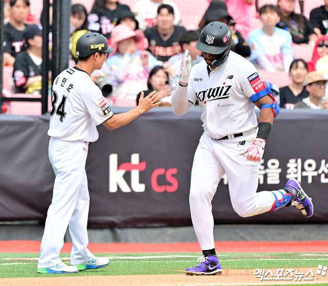 31일 오후 수원KT위즈파크에서 열린 '2025 신한 SOL Bank KBO리그' KIA 타이거즈와 KT 위즈의 경기, 3회말 2사 KT 로하스가 솔로 홈런을 날리고 있다. 수원, 김한준 기자