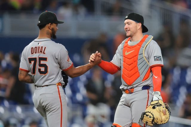 2일 미국 플로리다주 마이애미의 론디포파크에서 열린 2025 미국프로야구 메이저리그 샌프란시스코 자이언츠와 마이애미 말린스의 경기, 샌프란시스코가 4:2로 승리했다. 경기 후 샌프란시스코 카밀로 도발과 패트릭 베일리과 기쁨을 나누고 있다. AFP 연합뉴스