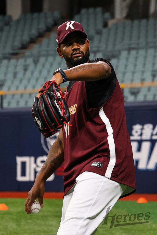 도미니카 공화국 출신 우완 라울 알칸타라가 키움 히어로즈 소속으로 1일 서울 고척스카이돔에서 열리는 2025 신한 SOL Bank KBO리그 두산 베어스와의 팀 간 8차전에 선발등판, KBO리그 복귀전을 치른다. 사진 키움 히어로즈