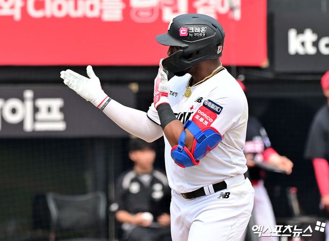 31일 오후 수원KT위즈파크에서 열린 '2025 신한 SOL Bank KBO리그' KIA 타이거즈와 KT 위즈의 경기, 3회말 2사 KT 로하스가 솔로 홈런을 날리고 있다. 수원, 김한준 기자