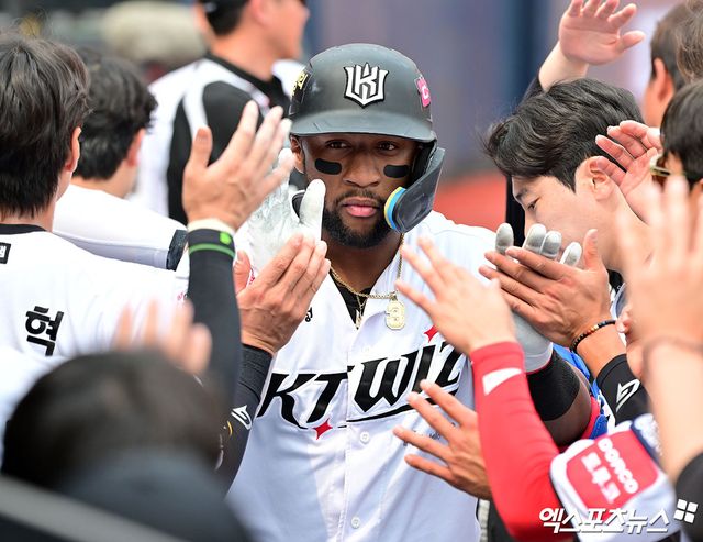 31일 오후 수원KT위즈파크에서 열린 '2025 신한 SOL Bank KBO리그' KIA 타이거즈와 KT 위즈의 경기, 3회말 2사 KT 로하스가 솔로 홈런을 날린 후 축하를 받고 있다. 수원, 김한준 기자
