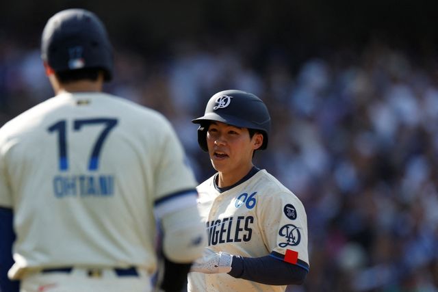 2일 미국 캘리포니아주 로스앤젤레스의 다저스타디움에서 열리는 2025 미국프로야구 메이저리그 뉴욕 양키스와 LA 다저스의 경기, 전날 4안타 활약을 펼친 다저스 김혜성이 선발 제외됐다. 다저스는 상대 선발 라이언 야브로가 좌완투수인 점을 고려해 라인업을 꾸렸다. AFP 연합뉴스