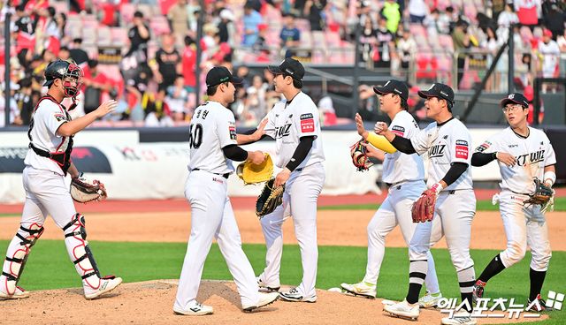 31일 오후 수원KT위즈파크에서 열린 '2025 신한 SOL Bank KBO리그' KIA 타이거즈와 KT 위즈의 경기, KT가 8회 허경민의 결승타에 힘입어 KIA에 5:1로 승리했다. 이날 경기에서 승리한 KT 선수들이 기뻐하고 있다. 수원, 김한준 기자