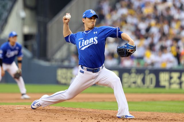 삼성 라이온즈 구원투수 김재윤이 31일 잠실 LG 트윈스전에 구원 등판해 투구하고 있다. 삼성 라이온즈