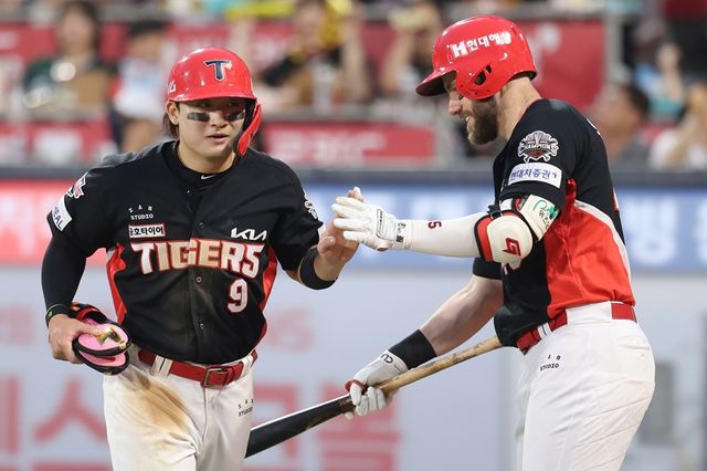 KIA 타이거즈 윤도현이 1일 수원 KT 위즈파크에서 열린 KT 위즈와의 원정경기에서 홈런을 친 뒤 득점하고 있다. KIA 타이거즈