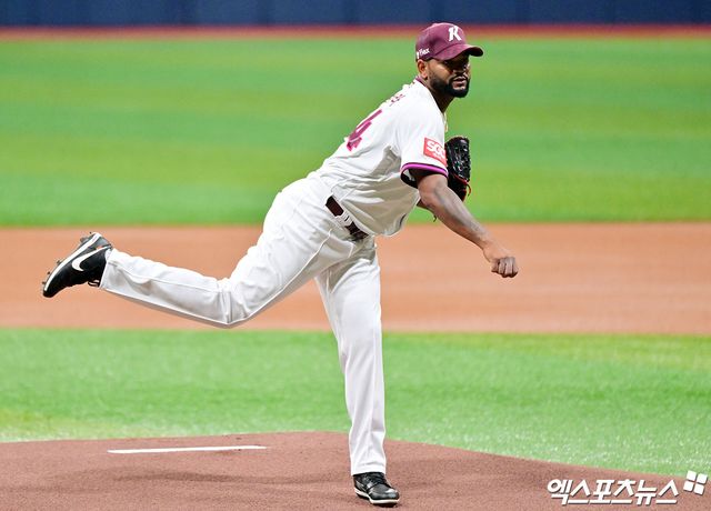 키움 히어로즈 외국인 투수 라울 알칸타라가 1일 서울 고척스카이돔에서 열린 2025 신한 SOL Bank KBO리그 두산 베어스와의 팀 간 8차전에 선발등판,&nbsp;6이닝 6피안타 1볼넷 1사구 4탈삼진 무실점을 기록했다. 사진 김한준 기자