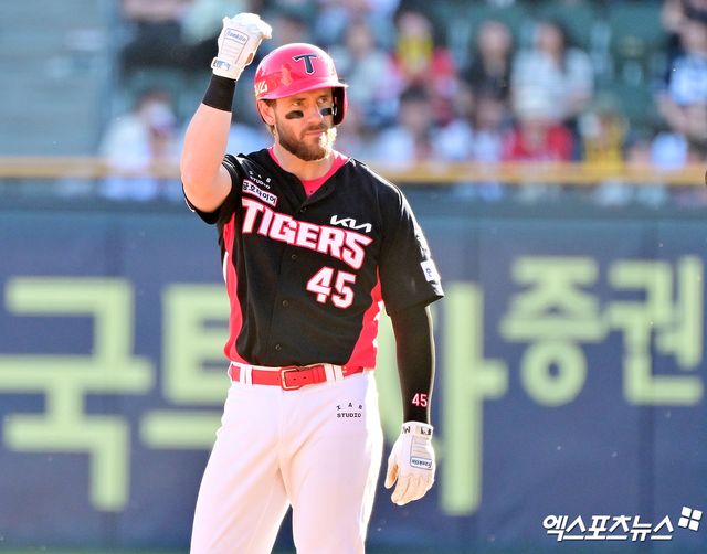 KIA 타이거즈 패트릭 위즈덤이 정규시즌 경기에 출전해 안타를 친 뒤 세리머니하고 있다. 엑스포츠뉴스 DB