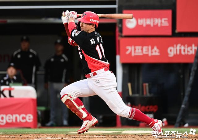 KIA 타이거즈 최원준이 정규시즌 경기에 출전해 타격하고 있다. 엑스포츠뉴스 DB