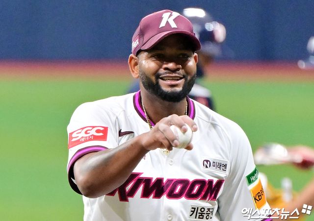 키움 히어로즈 외국인 투수 라울 알칸타라가 1일 서울 고척스카이돔에서 열린 2025 신한 SOL Bank KBO리그 두산 베어스와의 팀 간 8차전에 선발등판,&nbsp;6이닝 6피안타 1볼넷 1사구 4탈삼진 무실점을 기록했다. 사진 김한준 기자