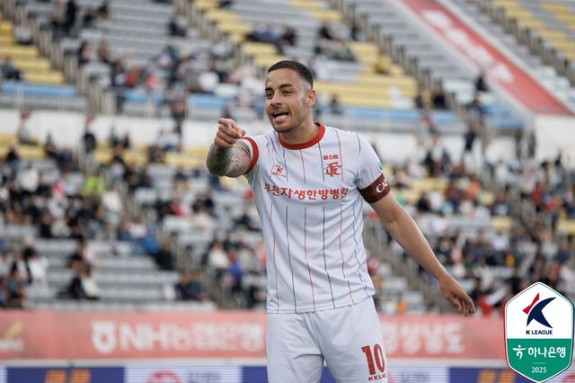 수원 삼성이 돌아온 '에이스' 파울리뇨를 앞세워 승리에 도전한다. 수원 원정을 떠난 부천FC는 수원 출신의 외인 미드필더 바사니를 선발로 내세우며 맞불을 놓는다. 사진 한국프로축구연맹