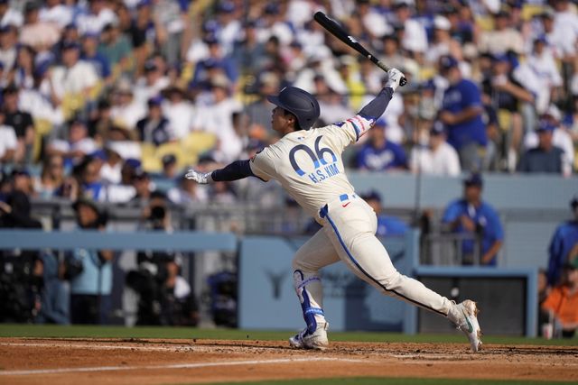 2일 미국 캘리포니아주 로스앤젤레스의 다저스타디움에서 열리는 2025 미국프로야구 메이저리그 뉴욕 양키스와 LA 다저스의 경기, 전날 4안타 활약을 펼친 다저스 김혜성이 선발 제외됐다. 다저스는 상대 선발 라이언 야브로가 좌완투수인 점을 고려해 라인업을 꾸렸다. AP 연합뉴스