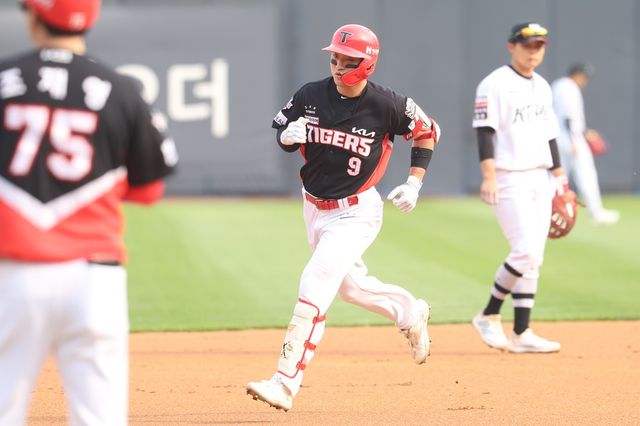 KIA 타이거즈 윤도현이 1일 수원 KT 위즈파크에서 열린 KT 위즈와의 원정경기에서 홈런을 친 뒤 베이스를 돌고 있다. KIA 타이거즈