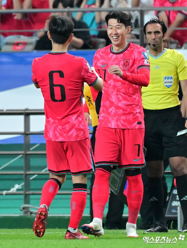 홍명보 감독이 이끄는 대한민국 축구대표팀은 10일 서울월드컵경기장에서 열린 2026 월드컵 아시아 3차예선 B조 10차전 쿠웨이트와의 홈 경기에서 전반 자책골, 그리고 후반에 터진 이강인과 오현규, 이재성의 연속골을 묶어 4-0 대승을 챙겼다. 이날 승리로 홍명보호는 3차예선 10경기에서 6승 4무(승점 22)를 기록하며 1위를 확정지었다. 특히 아시아 3차예선에 참가한 18개국 중 일본, 이란, 우즈베키스탄, 요르단 등 다른 본선 진출국이 하지 못한 무패 신화를 달성했다. 상암, 김한준 기자
