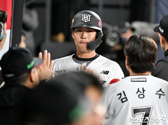 11일 오후 수원KT위즈파크에서 열린 '2025 신한 SOL Bank KBO리그' 삼성 라이온즈와 KT 위즈의 경기, 4회말 1사 2루 KT 배정대가 장준원의 1타점 적시타떄 득점에 성공한 후 더그아웃에서 하이파이브를 하고 있다. 엑스포츠뉴스 DB
