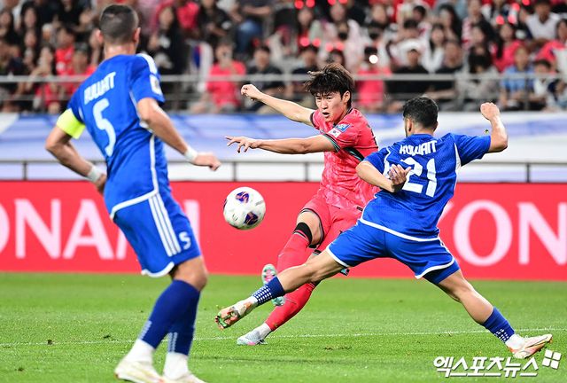 홍명보 감독이 이끄는 대한민국 축구대표팀은 10일 서울월드컵경기장에서 열린 쿠웨이트와의 2026 국제축구연맹(FIFA) 북중미 월드컵(캐나다-미국-멕시코 공동개최) 아시아지역 3차 예선 B조 최종전 전반전을 1-0으로 마쳤다. 이날 전반 30분 코너킥 상황에서 나온 선제골이 한국에 리드를 안겼다. 득점이 터졌을 때 전진우가 골을 넣은 것으로 보였으나 이후 쿠웨이트의 자책골로 기록이 정정됐다. 서울월드컵경기장, 박지영 기자
