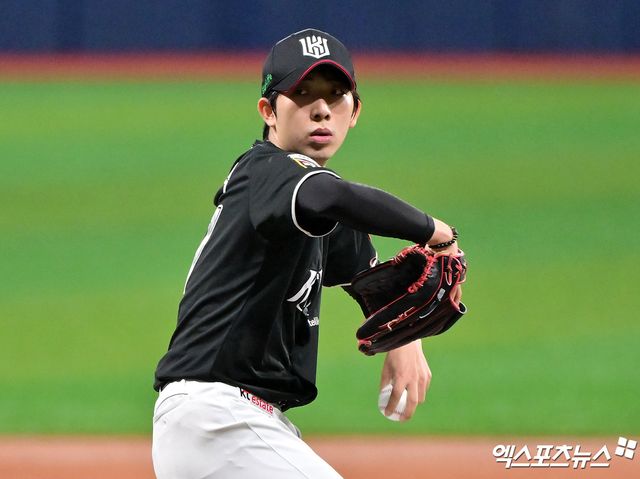 23일 오후 서울 구로구 고척스카이돔에서 열린 '2025 신한 SOL Bank KBO리그' KT 위즈와 키움 히어로즈의 경기, 1회말 KT 선발투수 오원석이 공을 힘차게 던지고 있다. 엑스포츠뉴스 DB