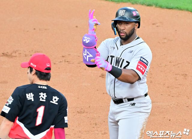 21일 오후 수원KT위즈파크에서 열린 '2025 신한 SOL Bank KBO리그' KIA 타이거즈와 KT 위즈의 경기, 1말 1사 1,2루 KT 로하스가 1타점 2루타를 날리고 있다. 엑스포츠뉴스 DB